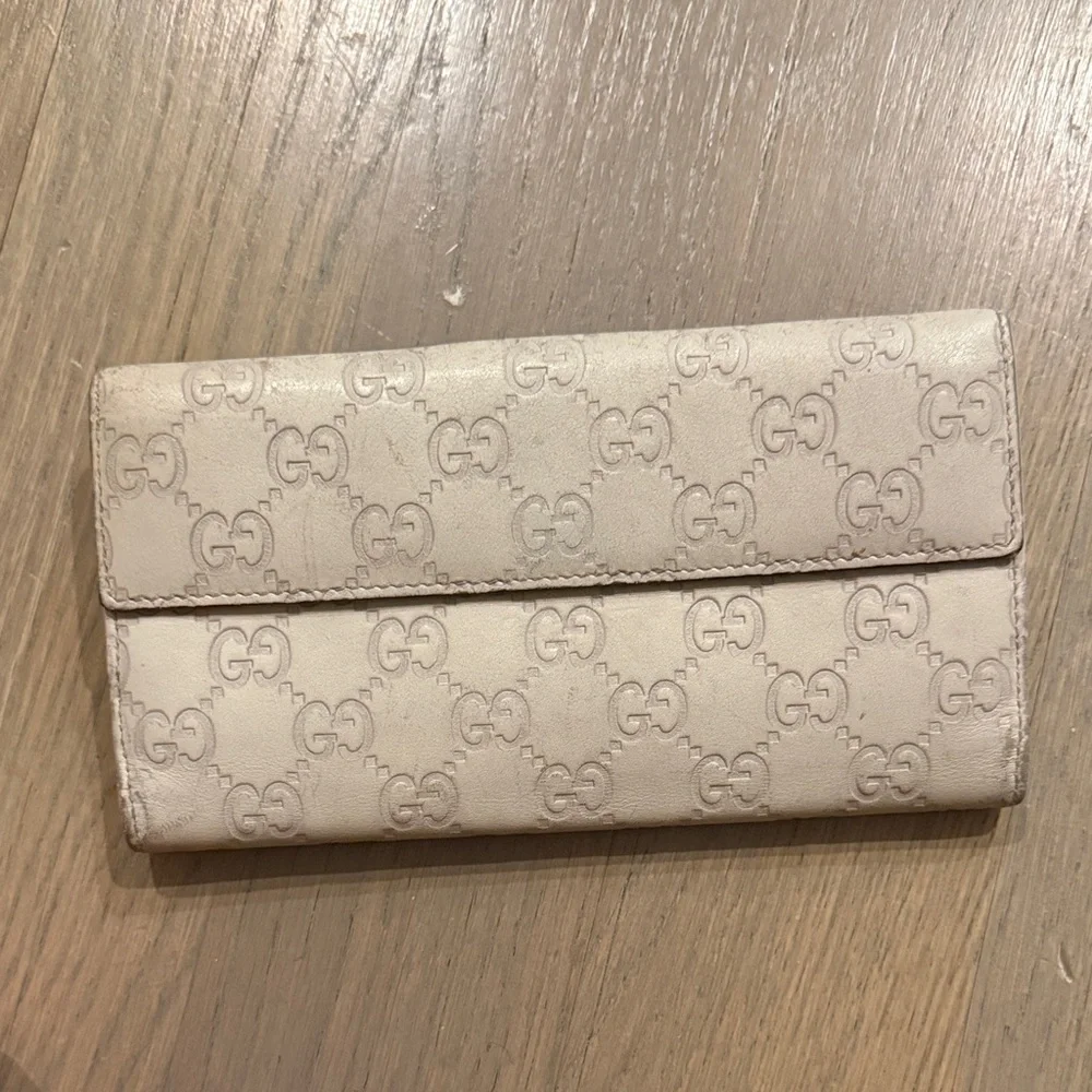 Gucci Beige Wallet with Gold Heart Detail - Picture 7 of 8